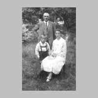 030-0058 Das Ehepaar Karl und Erna Klein aus Gross Nuhr mit ihrem Sohn Horst im Jahre 1929.jpg